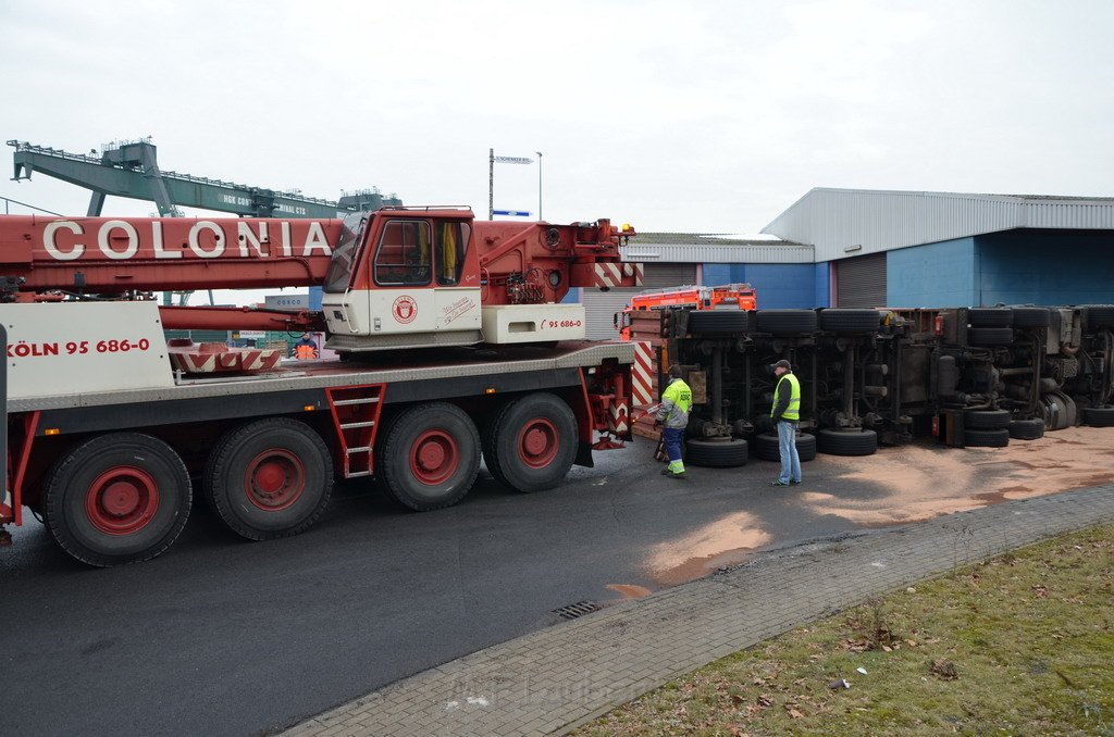 LKW umgestuerzt Niehler Hafen P092.JPG